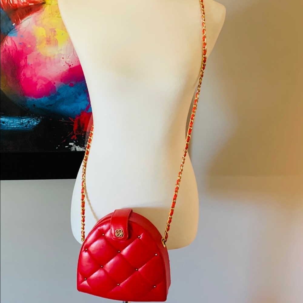 Vintage quilted crossbody w/chain strap.
